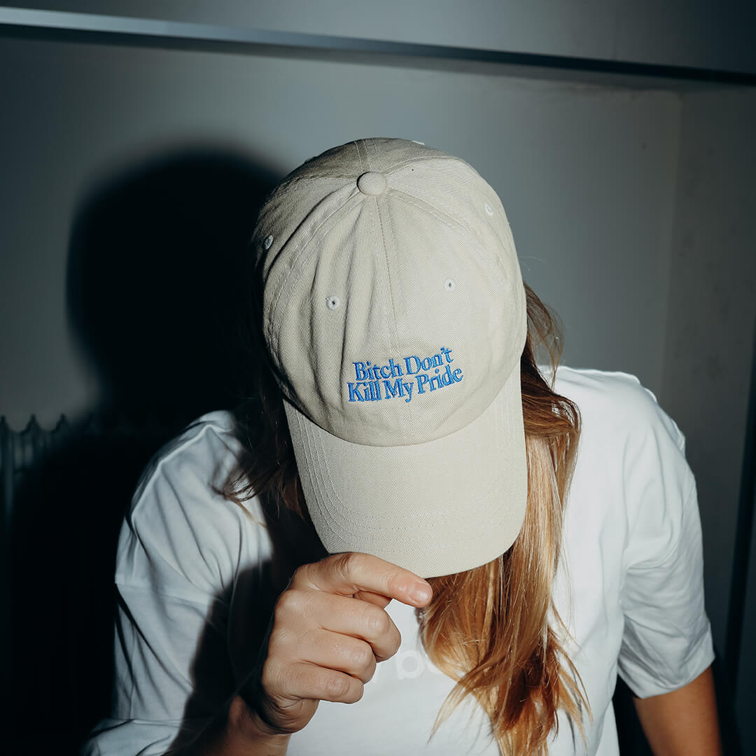 "Bitch Don’t Kill My Pride" Cap, beige – DIVERSES